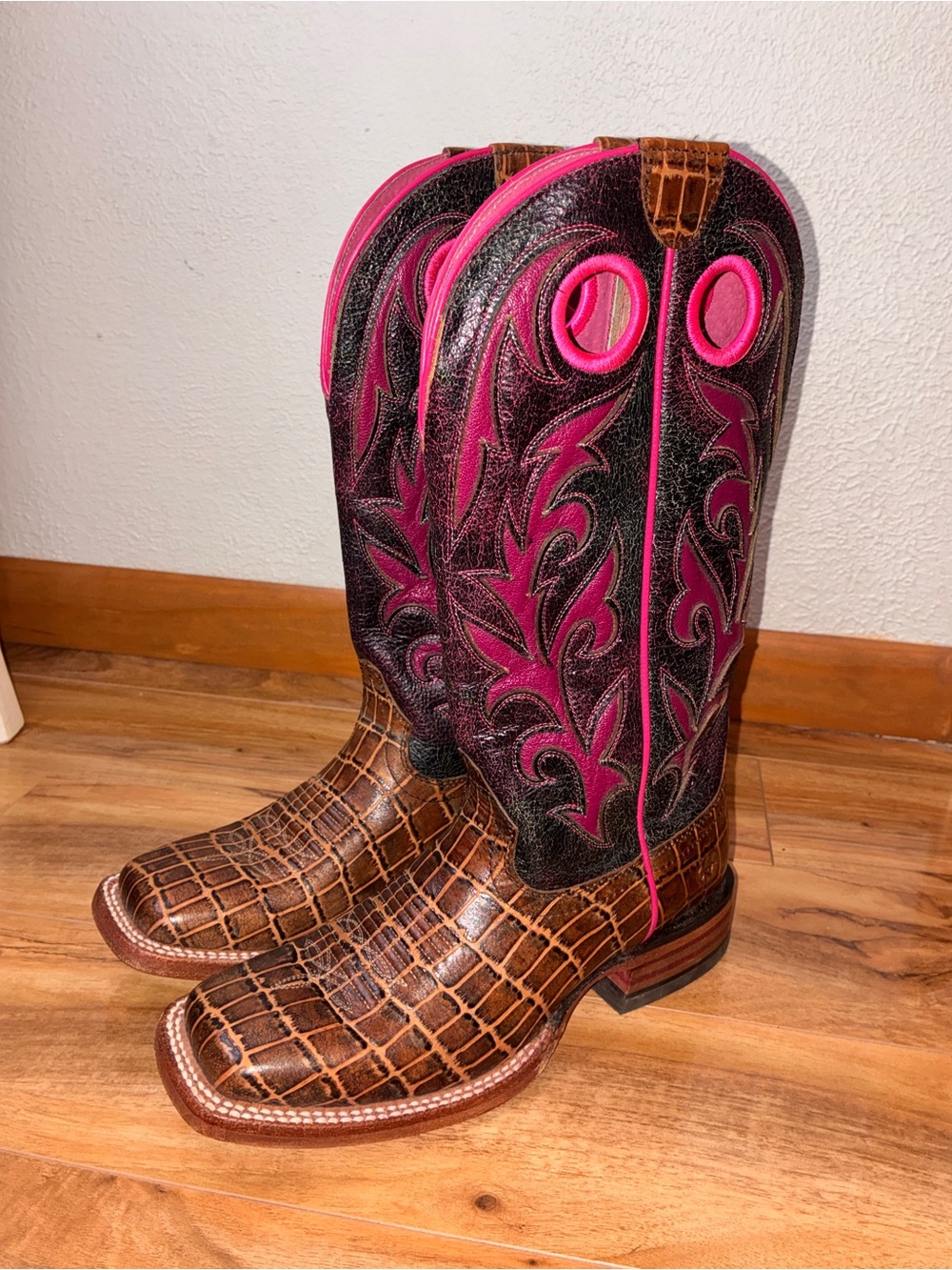 Ariat Women's Chute Out Boot-Antique Tan Croc/Crackled Teagenta Cowgirl- size 7B